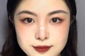 方脸怎么化妆显脸小（方圆脸小眼睛适合什么妆容）