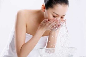 洗脸有什么好处,用冰水洗脸什么好处