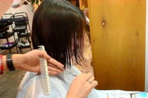 怎么自己剪短头发（怎么自己剪短头发女生）