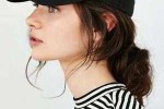 圆帽子配什么发型（戴圆帽子头发怎么扎好看）