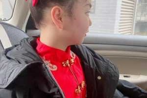 小主持人头发怎么梳（小主持人头发怎么梳 视频）