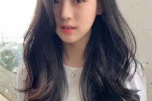 黑皮肤适合什么颜色的头发（黑皮肤适合什么颜色的头发女）