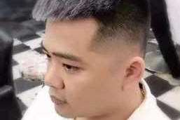 头大脸大男生适合什么发型（头大脸大男生适合什么发型图片）
