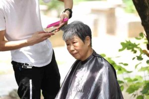 剪头发跟发型师怎么说（理发怎么给理发师说）