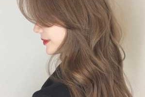 今年流行什么颜色的发型（今年流行什么颜色的发型图片女）
