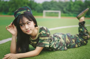 圆脸马尾怎么扎好看（军训圆脸头发怎么扎）