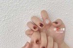 猫眼哪个色显手白,做什么颜色美甲显手白一点