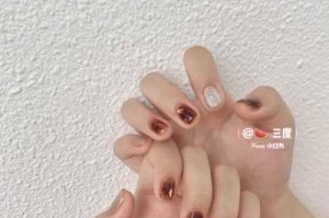 猫眼哪个色显手白,做什么颜色美甲显手白一点