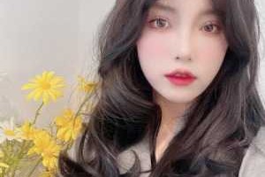 女人留什么发型显年轻（58岁染什么颜色的头发显年轻）