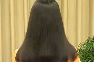 长发后面怎么剪才好看（女生长发后面剪平还是弧形）