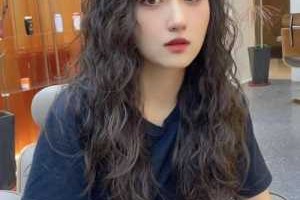现在流行什么样的发型（长发满头烫发型图片，今年流行什么发型全烫）