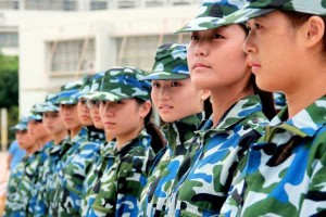 军训帽子怎么戴（军训帽子怎么戴好看）