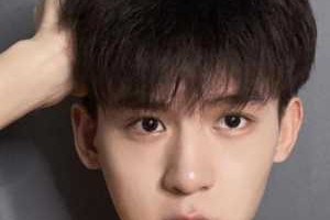 头发少适合什么发型男（额头高头发少适合什么发型男）