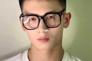 背头配什么眼镜框好看（背头配什么眼镜框好看）