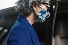 年轻有白发怎么办（60岁女的，白头发如何穿衣显年轻文雅）