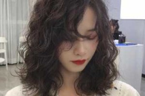烫完头发怎么打理（烫完头发怎么打理卷发）