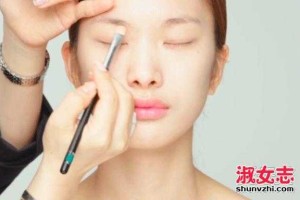 眼睛肿了怎么化妆（眼睛肿了怎么化妆遮住）