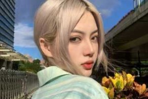 银色头发适合什么肤色（银色适合什么肤色）