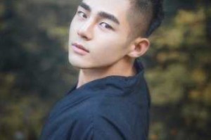 偏头适合什么发型男,男生什么发型显头小脸小