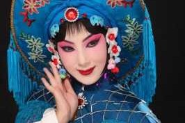 戴帽子梳什么头发（唱京剧时头上要戴帽子里面的头发怎么梳）