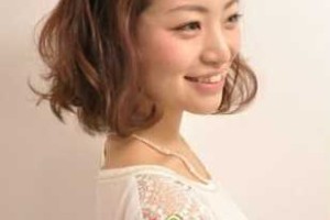 烫的短发怎么扎好看（卷发短发怎样扎头发好看）