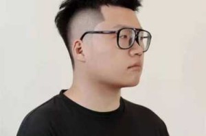 脸大头大的男生适合什么发型（脸大头大的男生适合什么发型图片）
