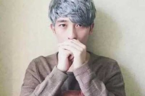 男生白头发是什么原因（喜欢穿白色衣服的男人代表什么）