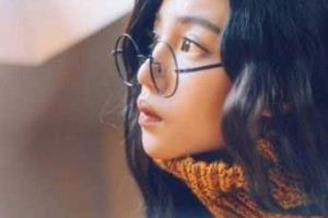 额头高的女生适合什么发型（戴眼镜高额头的女生适合什么发型，发量也不多）