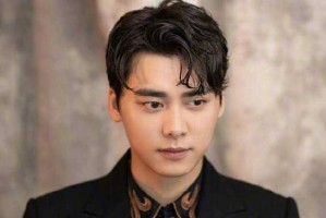 李易峰的头发怎么弄的（男生额头正中有旋留什么发型好）