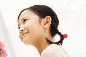 扎俩个辫子发什么说说（形容小女孩扎小辫子的句子）