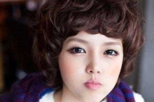 自来卷短发怎么弄好看（自然卷头发怎么处理好看）