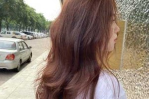 焦糖色头发是什么颜色（焦糖咖啡色头发配方）