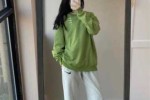绿裤子配什么颜色的衣服好看,绿色裤子搭配什么上衣颜色好看
