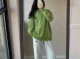 绿裤子配什么颜色的衣服好看,绿色裤子搭配什么上衣颜色好看