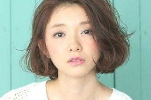 短发小夹板卷发教程,直发波波头怎么打理好看