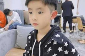 男童发型怎么剪（男孩头发上面长怎么剪）