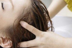 白醋洗头发怎么洗（白醋洗头发）