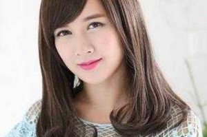 斜刘海怎么固定不遮脸（如何让斜刘海固定住）