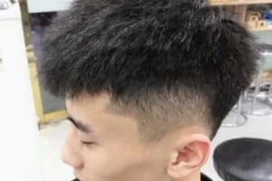 打过蜡的头发怎么烫（锡纸烫以后往头发上打点什么）