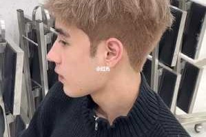 男生头发黑还是黄好,男生短发适合什么颜色的头发