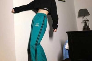 闷青色配什么颜色衣服（闷青色配什么颜色衣服好看）