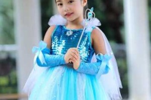 冰雪女王的头发怎么扎（艾莎裙子配什么发型）