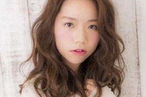 胖孩子适合什么发型（脸又圆又胖，自然卷，留什么发型好看？易打理）