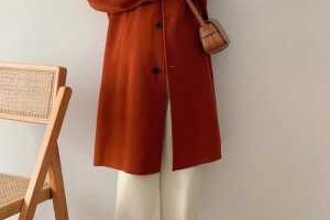 大衣配什么鞋子女（红色呢子大衣搭配什么鞋子）