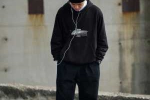 男黑色卫衣配什么裤子（男黑色卫衣配什么裤子好看）
