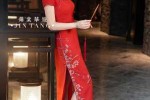 红色旗袍，配什么颜色的披肩比较不俗,穿红色旗袍配什么发型好看