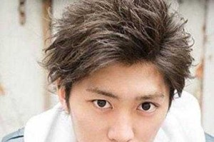 眼睛小脸长剪什么发型（脸小的男生适合什么发型）