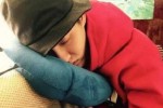 男生长头发怎么睡觉才能不压头发,长发睡姿
