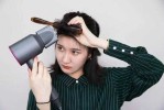 洗完头发是用吹风机吹干好还是自然干好,洗完头发用什么护理好