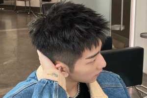 男生头大的人适合什么发型（头比较大的男子适合什么发型）